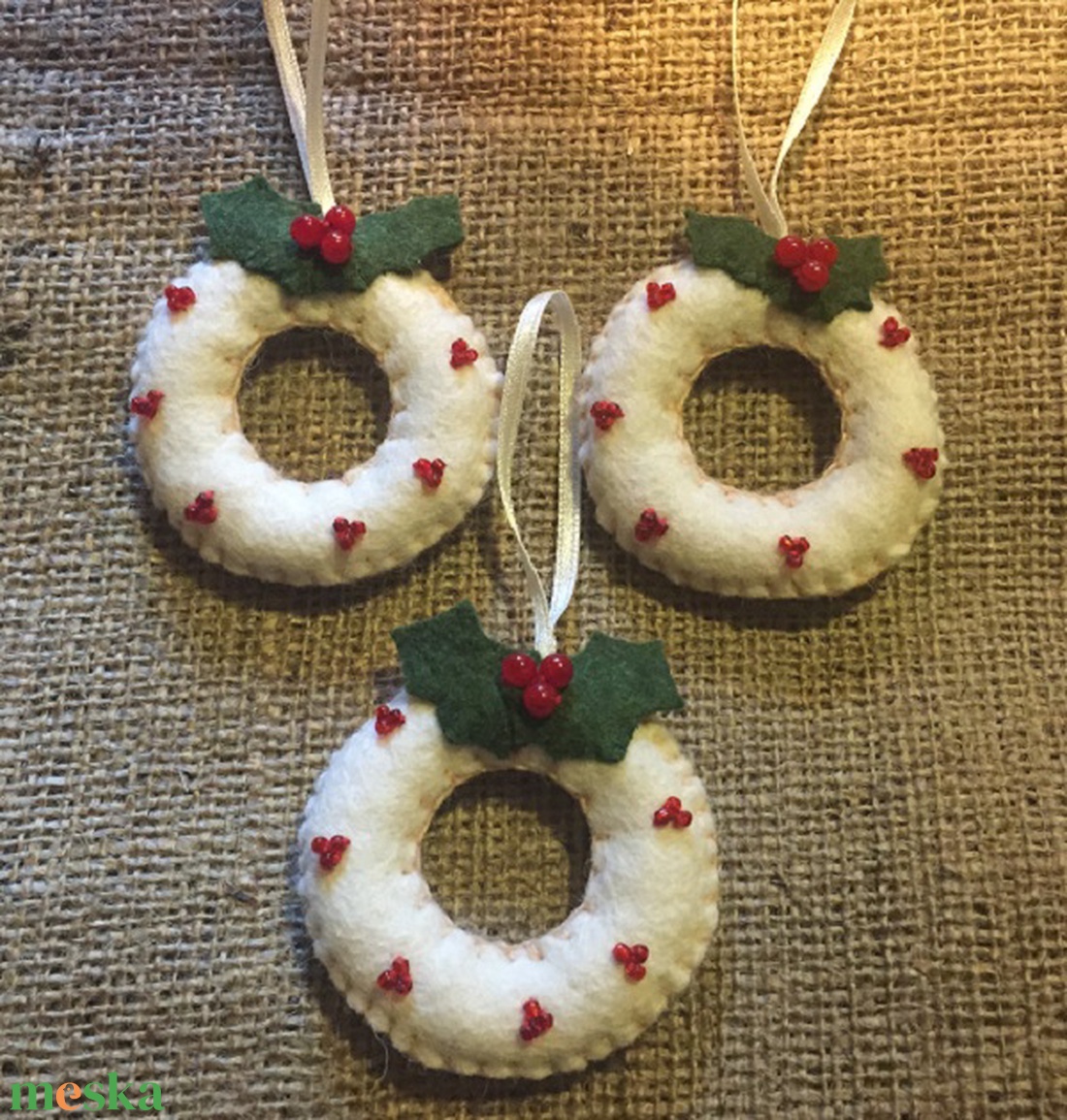 Karácsonyi karika gyapjúfilcből - crăciun - decorațiuni de crăciun de casă - figurine pentru pomul de crăciun - Artynos.ro