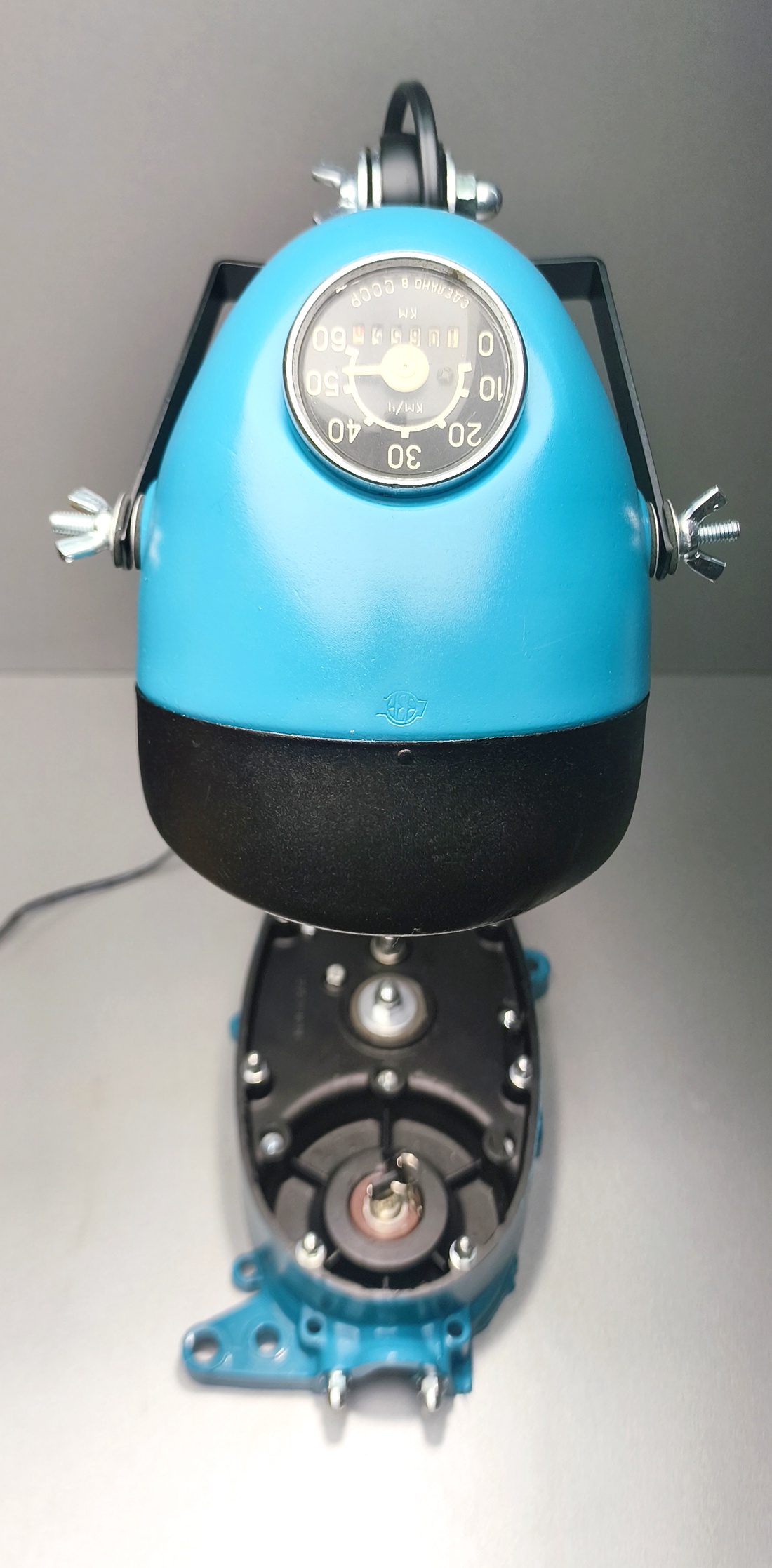 Lampa de birou realizată din piese de motocicletă. - casă & stil de viață - lămpi și corpuri de iluminat - lampă de masă - Artynos.ro