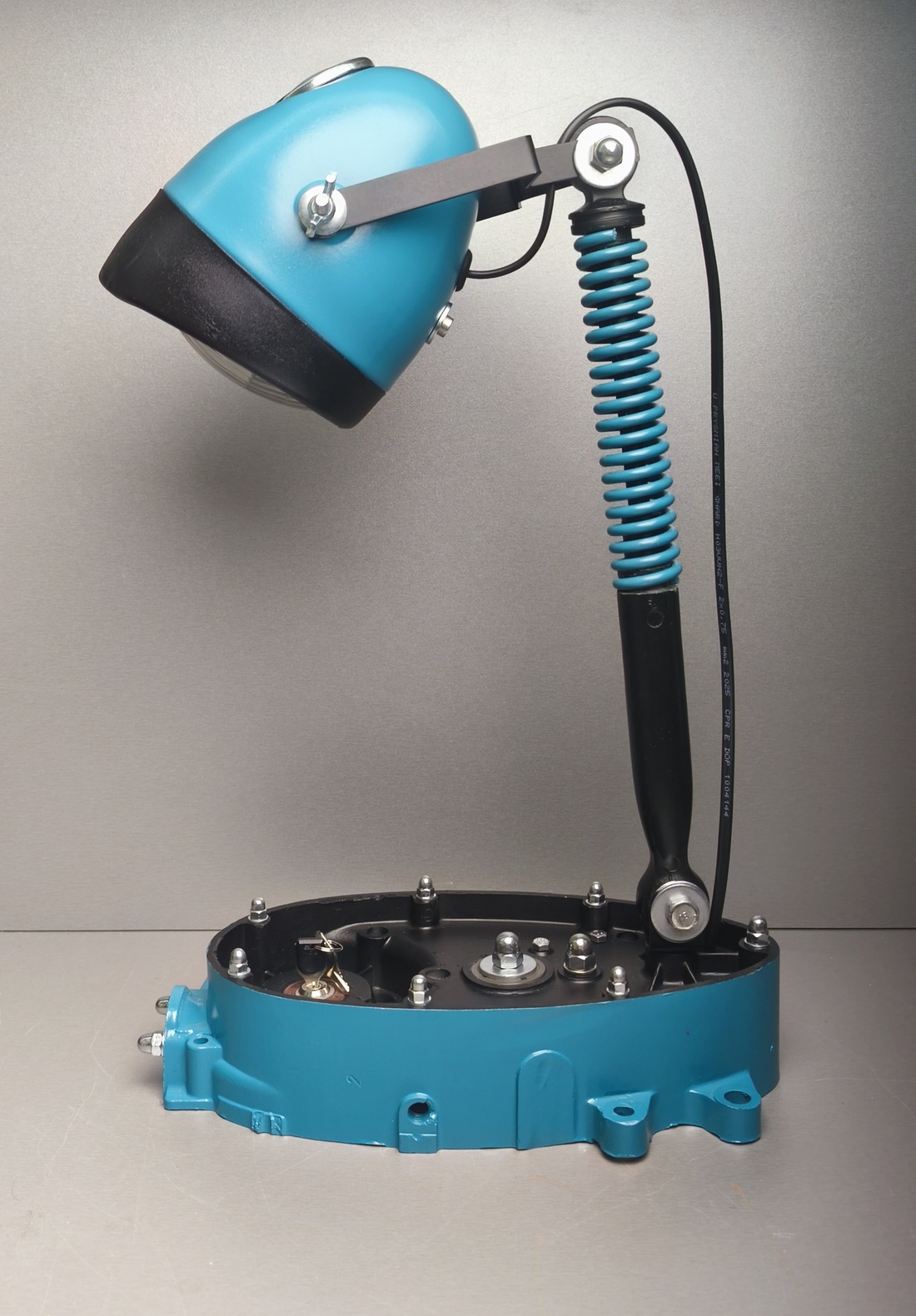 Lampa de birou realizată din piese de motocicletă. - casă & stil de viață - lămpi și corpuri de iluminat - lampă de masă - Artynos.ro