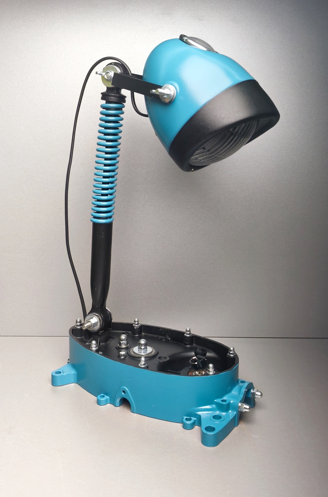 Lampa de birou realizată din piese de motocicletă. - casă & stil de viață - lămpi și corpuri de iluminat - lampă de masă - Artynos.ro