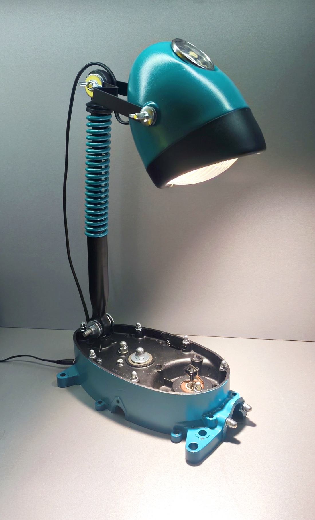 Lampa de birou realizată din piese de motocicletă. - casă & stil de viață - lămpi și corpuri de iluminat - lampă de masă - Artynos.ro