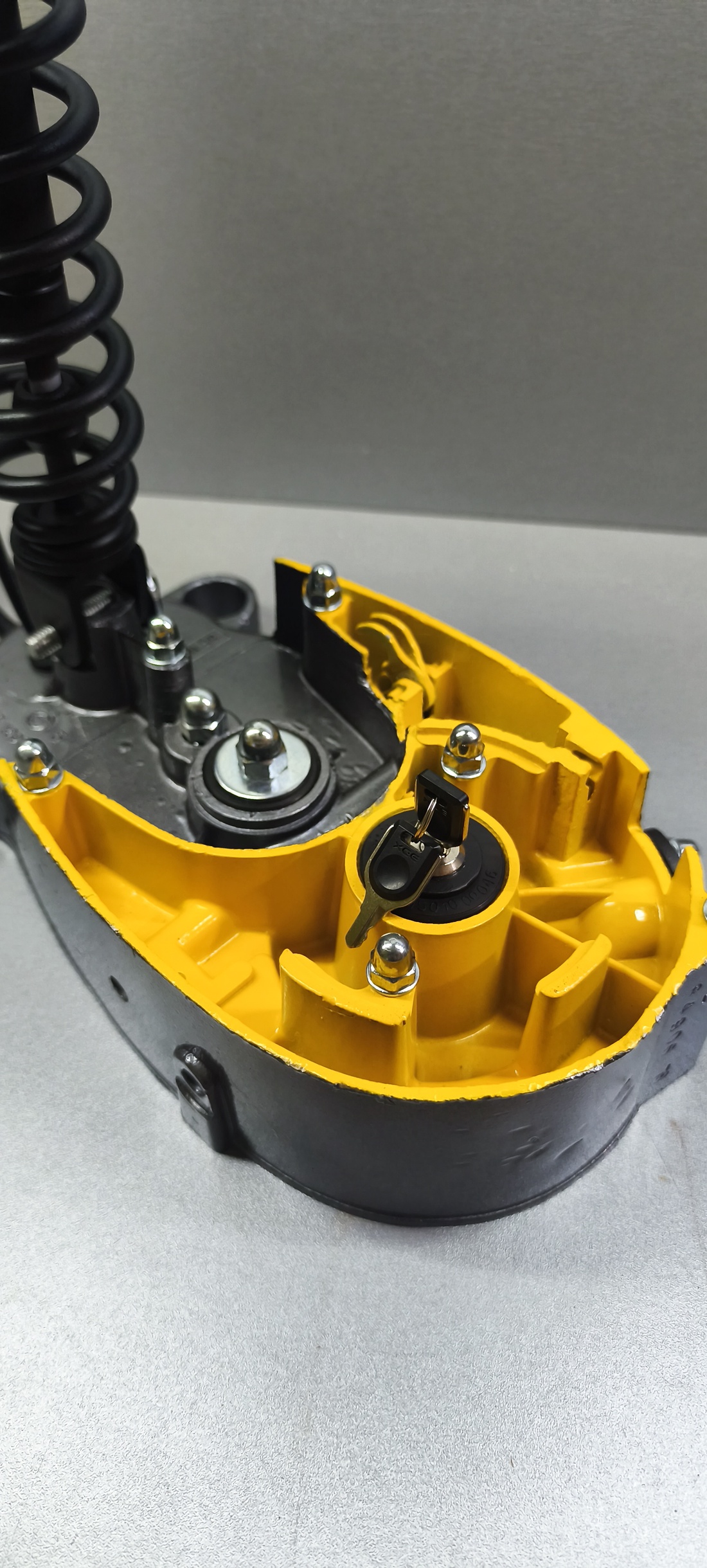 Lampa de birou realizată din piese de motocicletă. - casă & stil de viață - lămpi și corpuri de iluminat - lampă de masă - Artynos.ro