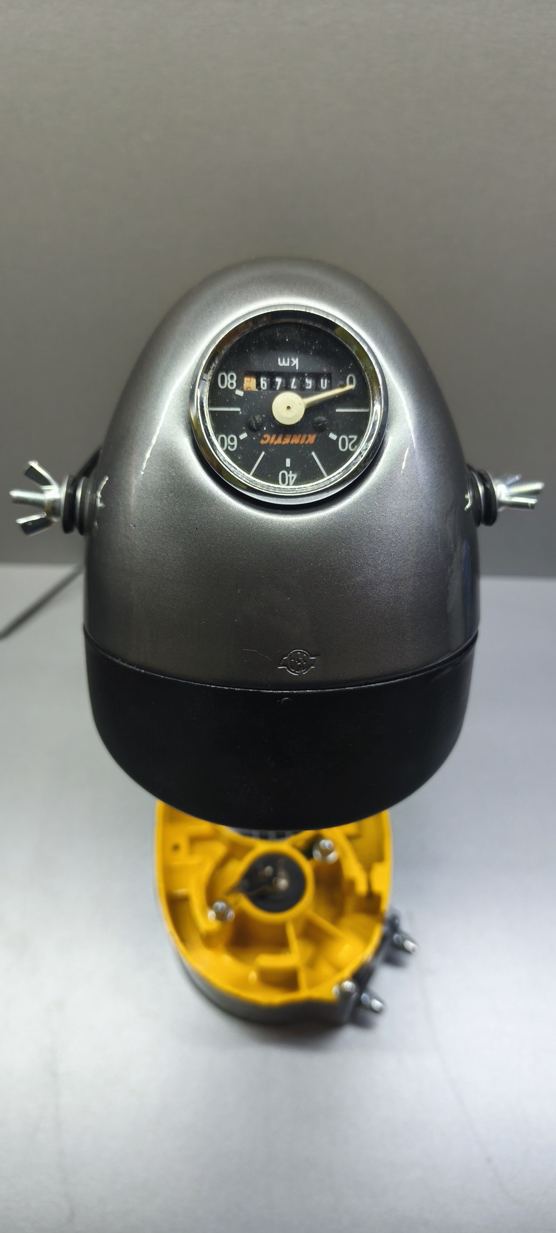 Lampa de birou realizată din piese de motocicletă. - casă & stil de viață - lămpi și corpuri de iluminat - lampă de masă - Artynos.ro