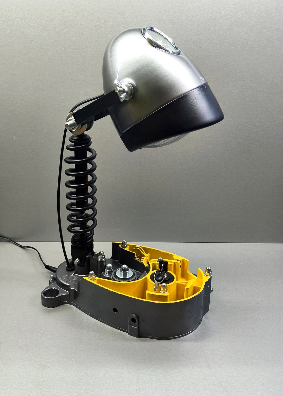 Lampa de birou realizată din piese de motocicletă. - casă & stil de viață - lămpi și corpuri de iluminat - lampă de masă - Artynos.ro