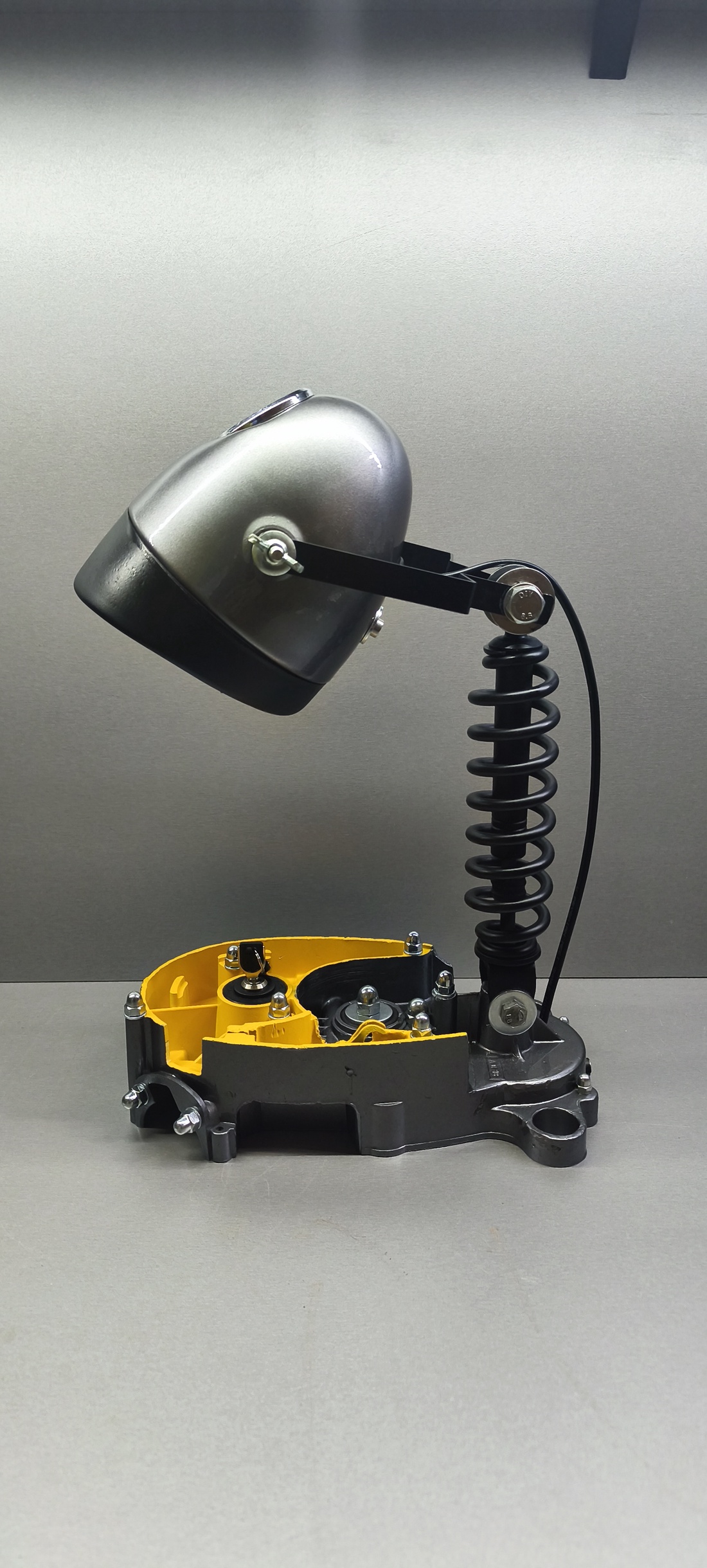 Lampa de birou realizată din piese de motocicletă. - casă & stil de viață - lămpi și corpuri de iluminat - lampă de masă - Artynos.ro