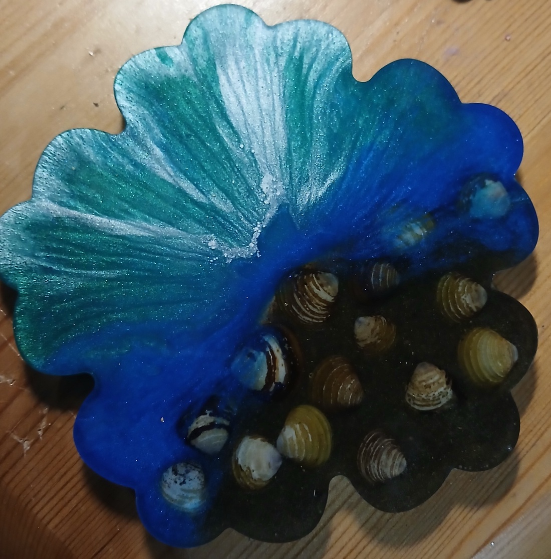 Suport pentru cană, sau decorațiune.  Realizat din rășină epoxidica cu scoici și nisip.   Dacă iubești vara . - casă & stil de viață - accesorii pentru decorat casa - decorațiuni de masă și decorațiuni pentru rafturi  - sculptură de carte, carte pliată - Artynos.ro