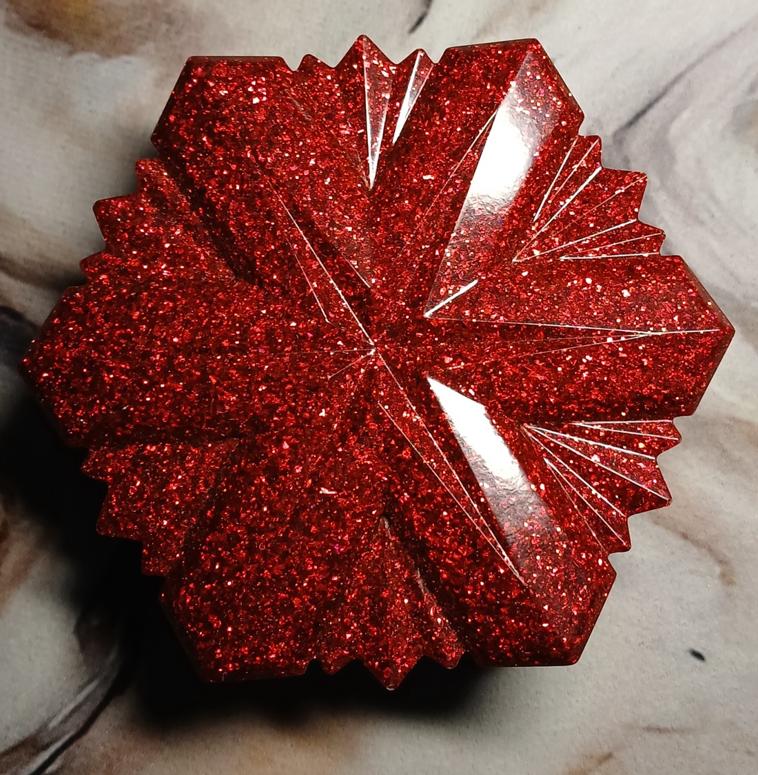 Cutie decorativa în formă de fulg speciala pentru cadoul de Crăciun,din rasina epoxidica cu pigmenți roșu si glitter. - accessorii și unelte - plastilină - rășină sintetică - Artynos.ro Cutie decorativa în formă de fulg speciala pentru cadoul de Crăciun,din rasina epoxidica cu pigmenți roșu si glitter. - accessorii și unelte - plastilină - rășină sintetică - Artynos.ro