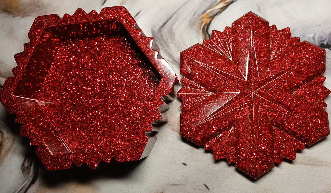 Cutie decorativa în formă de fulg speciala pentru cadoul de Crăciun,din rasina epoxidica cu pigmenți roșu si glitter. - accessorii și unelte - plastilină - rășină sintetică - Artynos.ro Cutie decorativa în formă de fulg speciala pentru cadoul de Crăciun,din rasina epoxidica cu pigmenți roșu si glitter. - accessorii și unelte - plastilină - rășină sintetică - Artynos.ro