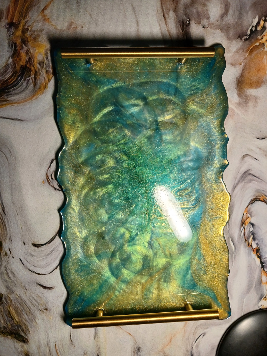 Tava decorativa pentru servire din rasina epoxidica cu reflexiile oceanului din pigmenți turcoaz,albastru,auriu. - accessorii și unelte - plastilină - rășină sintetică - Artynos.ro Tava decorativa pentru servire din rasina epoxidica cu reflexiile oceanului din pigmenți turcoaz,albastru,auriu. - accessorii și unelte - plastilină - rășină sintetică - Artynos.ro