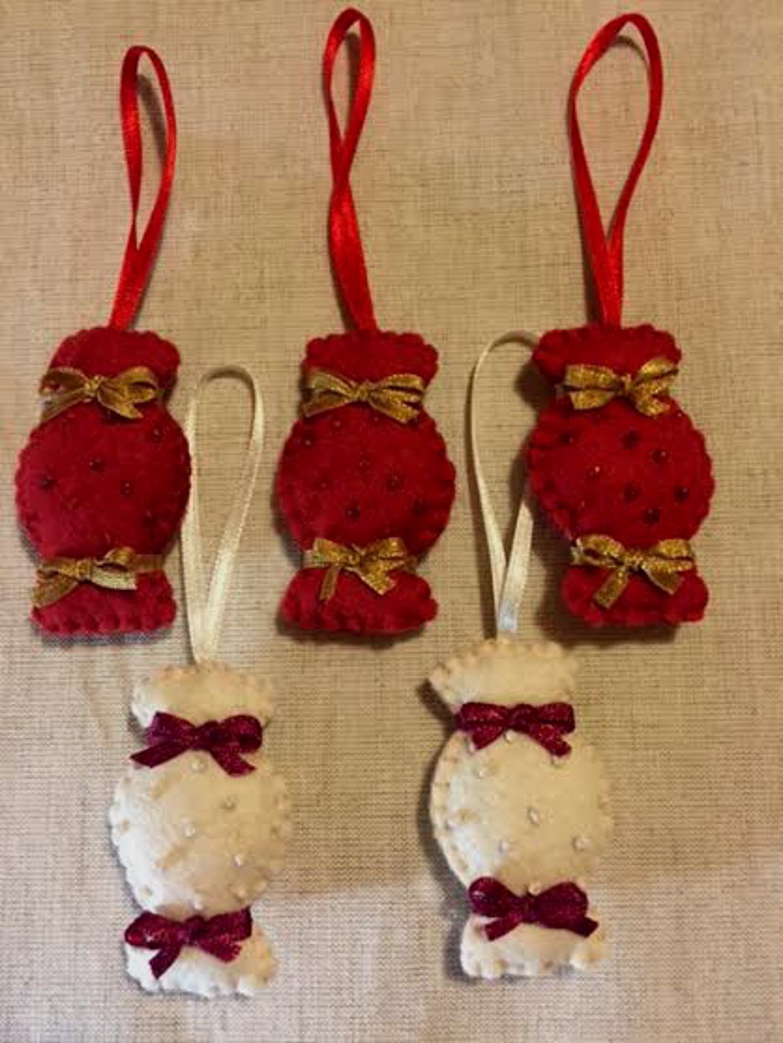 Bomboane de fetru, ornament pentru pomul de Crăciun - - Artynos.ro Bomboane de fetru, ornament pentru pomul de Crăciun - - Artynos.ro