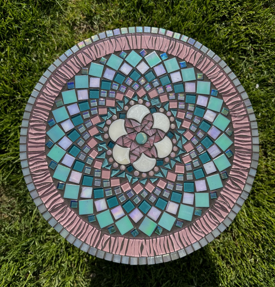 Măsuță colorată, pastel cu model mandala, - - Artynos.ro Măsuță colorată, pastel cu model mandala, - - Artynos.ro