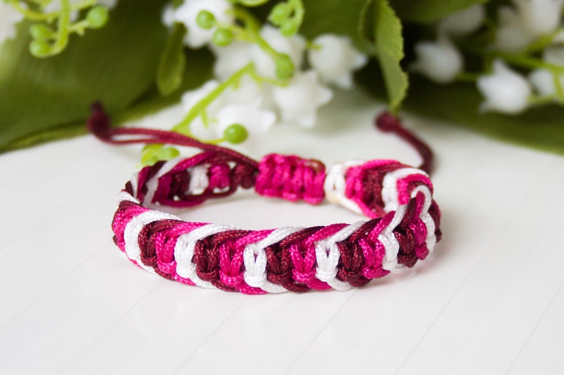 Brățară macramé împletită în trei culori - Bordeaux/pink/white - - Artynos.ro Brățară macramé împletită în trei culori - Bordeaux/pink/white - - Artynos.ro