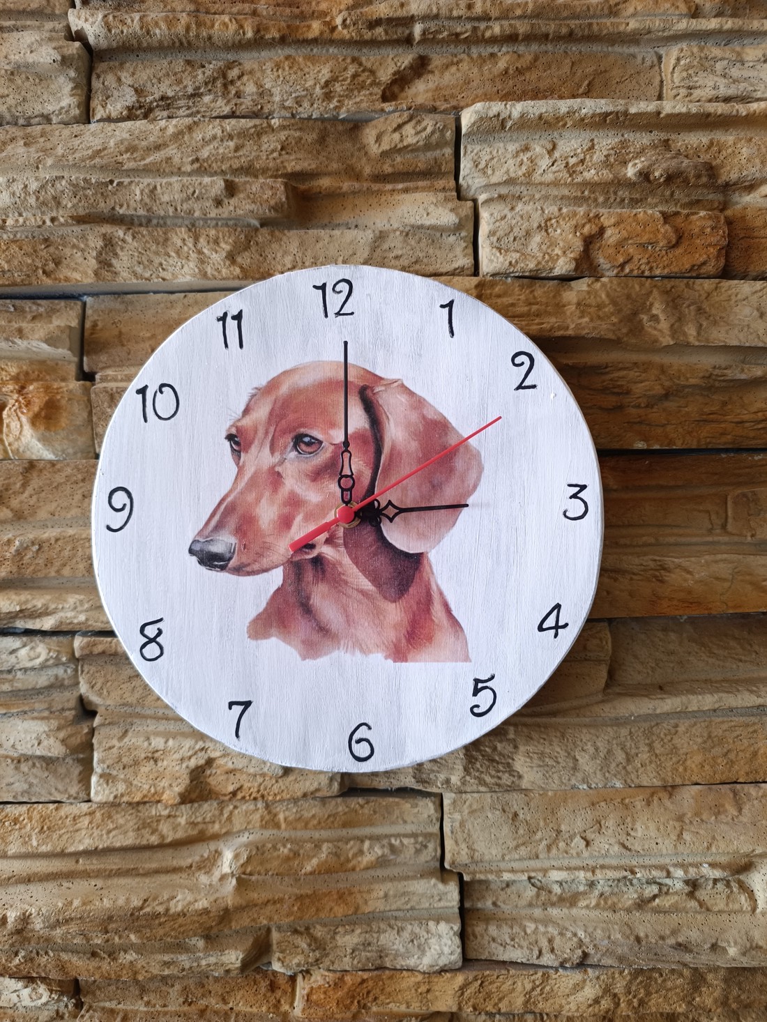 Ceas de perete din lemn alb cu câine teckel maro - - Artynos.ro Ceas de perete din lemn alb cu câine teckel maro - - Artynos.ro