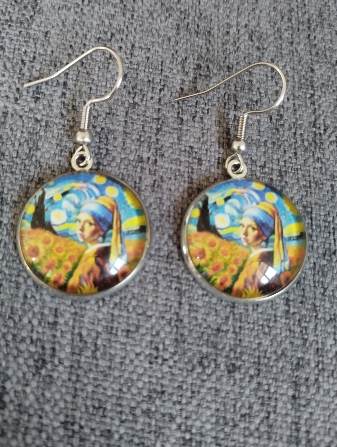 Cercei inspirați de Van Gogh și Vermeer cu accesorii medicale din oțel - - Artynos.ro Cercei inspirați de Van Gogh și Vermeer cu accesorii medicale din oțel - - Artynos.ro