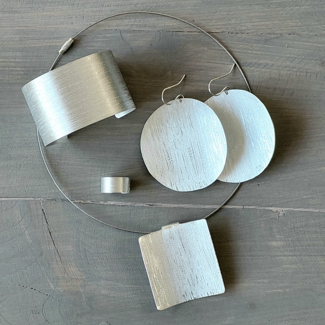 Minimală în formă de pană din aluminiu - bijuterii - seturi de bijuterii - Artynos.ro Minimală în formă de pană din aluminiu - bijuterii - seturi de bijuterii - Artynos.ro