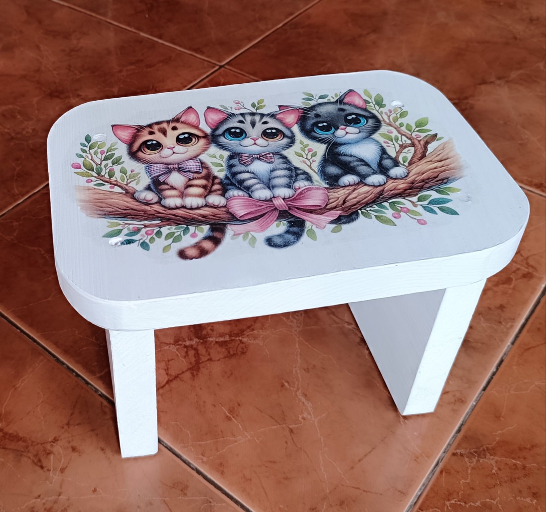 Taburet din lemn cu pisoi alb -  - Artynos.ro