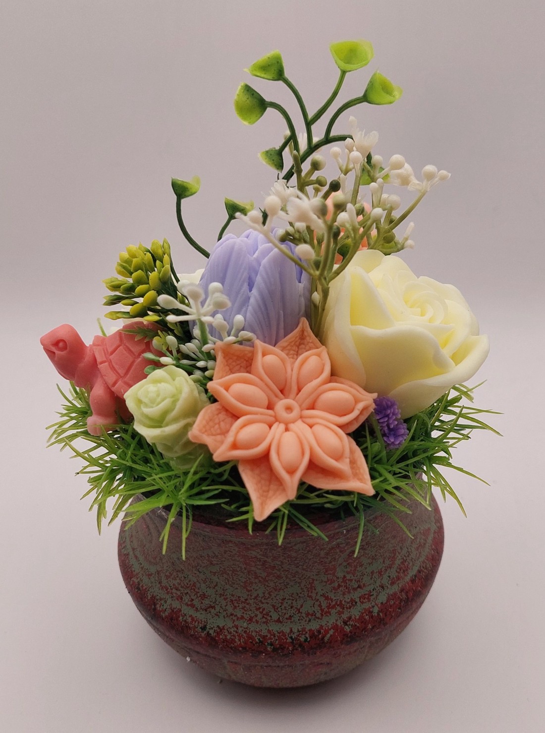 Vas de teracotă cu flori de săpun colorate -  - Artynos.ro