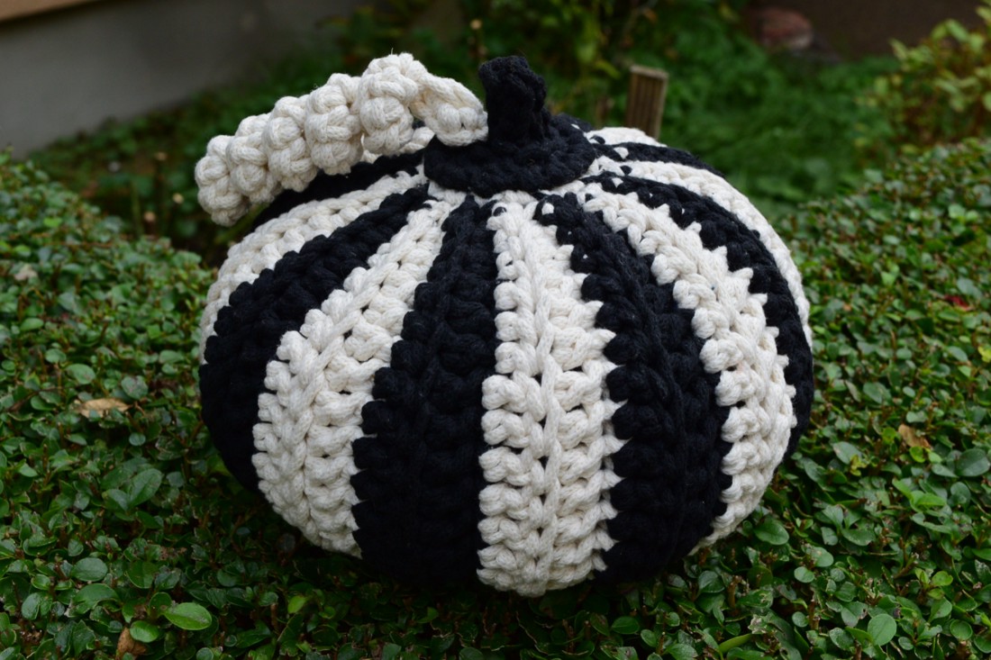 Dovleac mare croșetat (negru și alb crem) pentru Halloween - - Artynos.ro Dovleac mare croșetat (negru și alb crem) pentru Halloween - - Artynos.ro