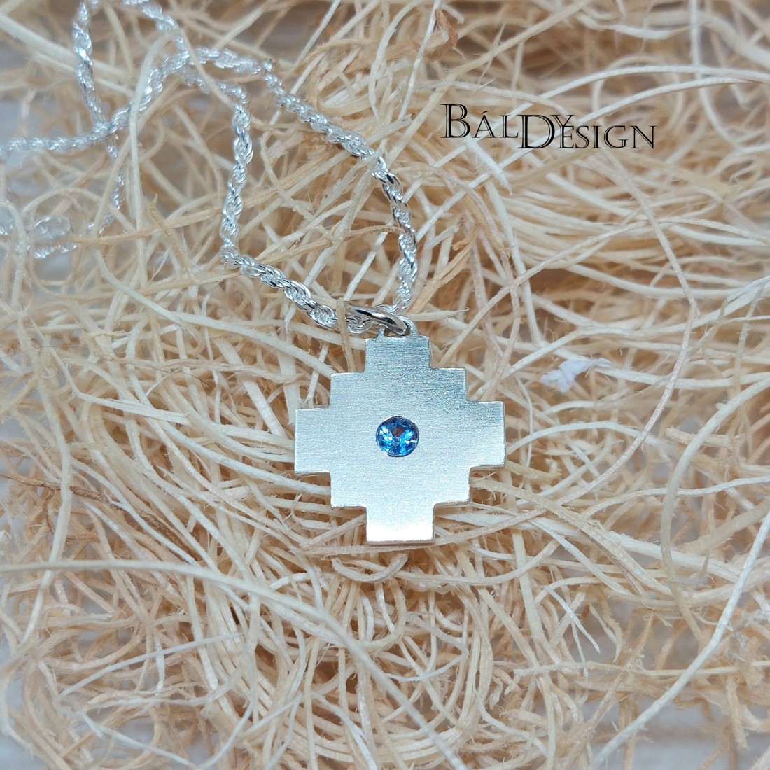 Pandantiv Inca chakana mediu cu safir - bijuterii - coliere - pandative - Artynos.ro Pandantiv Inca chakana mediu cu safir - bijuterii - coliere - pandative - Artynos.ro