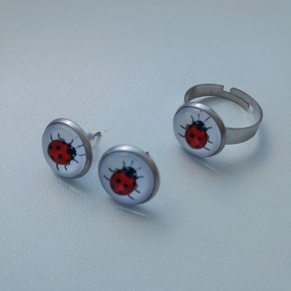 Bijuterii cu mărgele de sticlă Ladybug - in cutie cadou - - Artynos.ro Bijuterii cu mărgele de sticlă Ladybug - in cutie cadou - - Artynos.ro