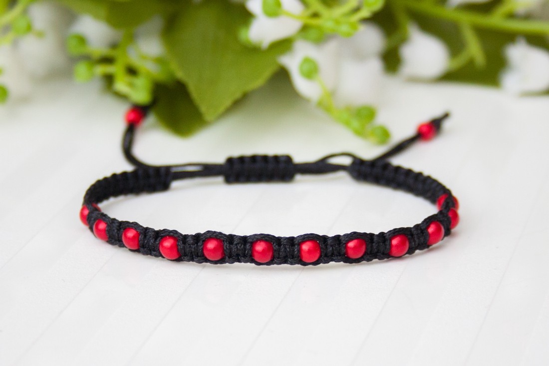Brățară macramé împletită - Mărgele negru - - Artynos.ro Brățară macramé împletită - Mărgele negru - - Artynos.ro