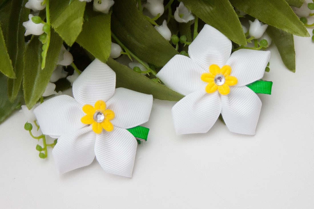 Clemă de păr în formă de floare  - Albă -  - Artynos.ro