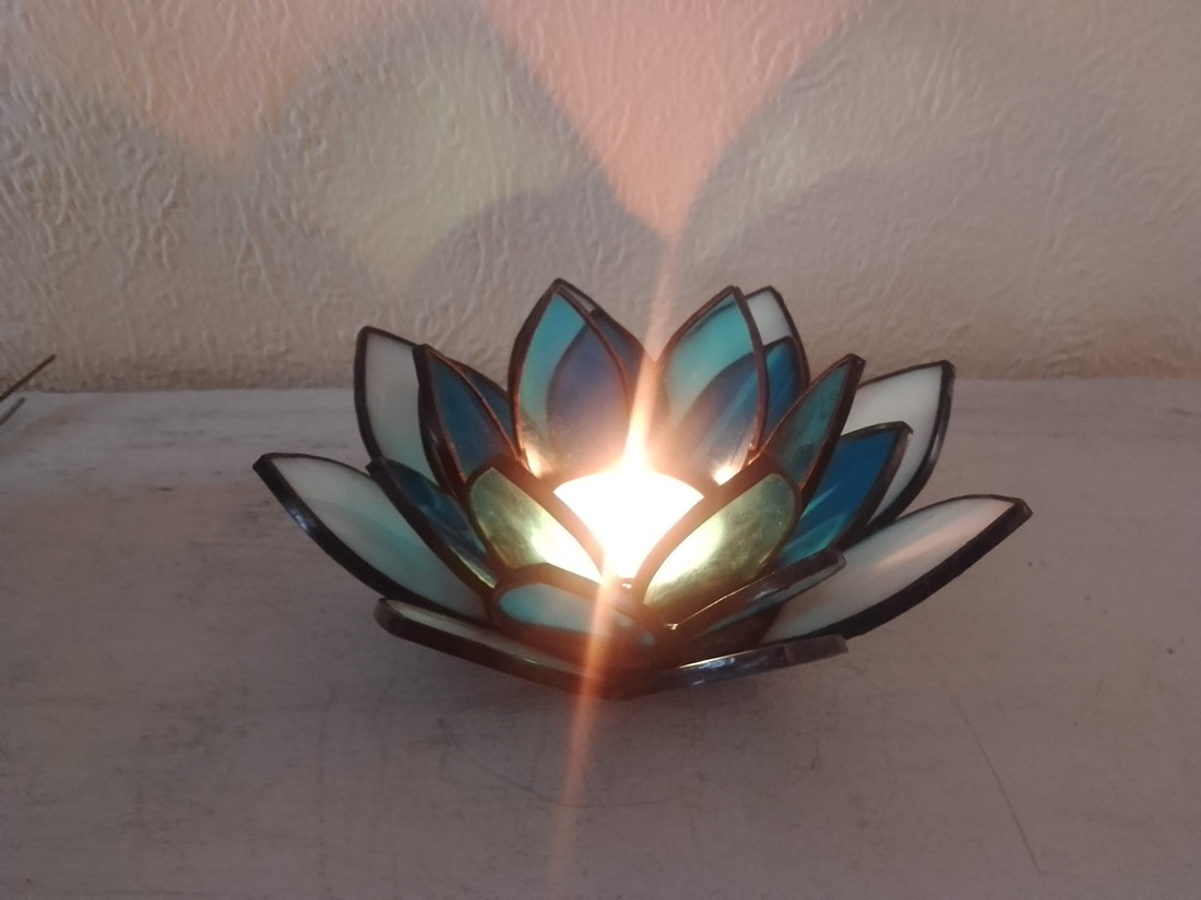 Lumină pură, armonie - Floare de Lotus tiffany suport lumânare, cadou spiritual pentru meditație, yoga. - casă & stil de viață - lumânări, parfumuri, arome - suport lumânări - Artynos.ro Lumină pură, armonie - Floare de Lotus tiffany suport lumânare, cadou spiritual pentru meditație, yoga. - casă & stil de viață - lumânări, parfumuri, arome - suport lumânări - Artynos.ro
