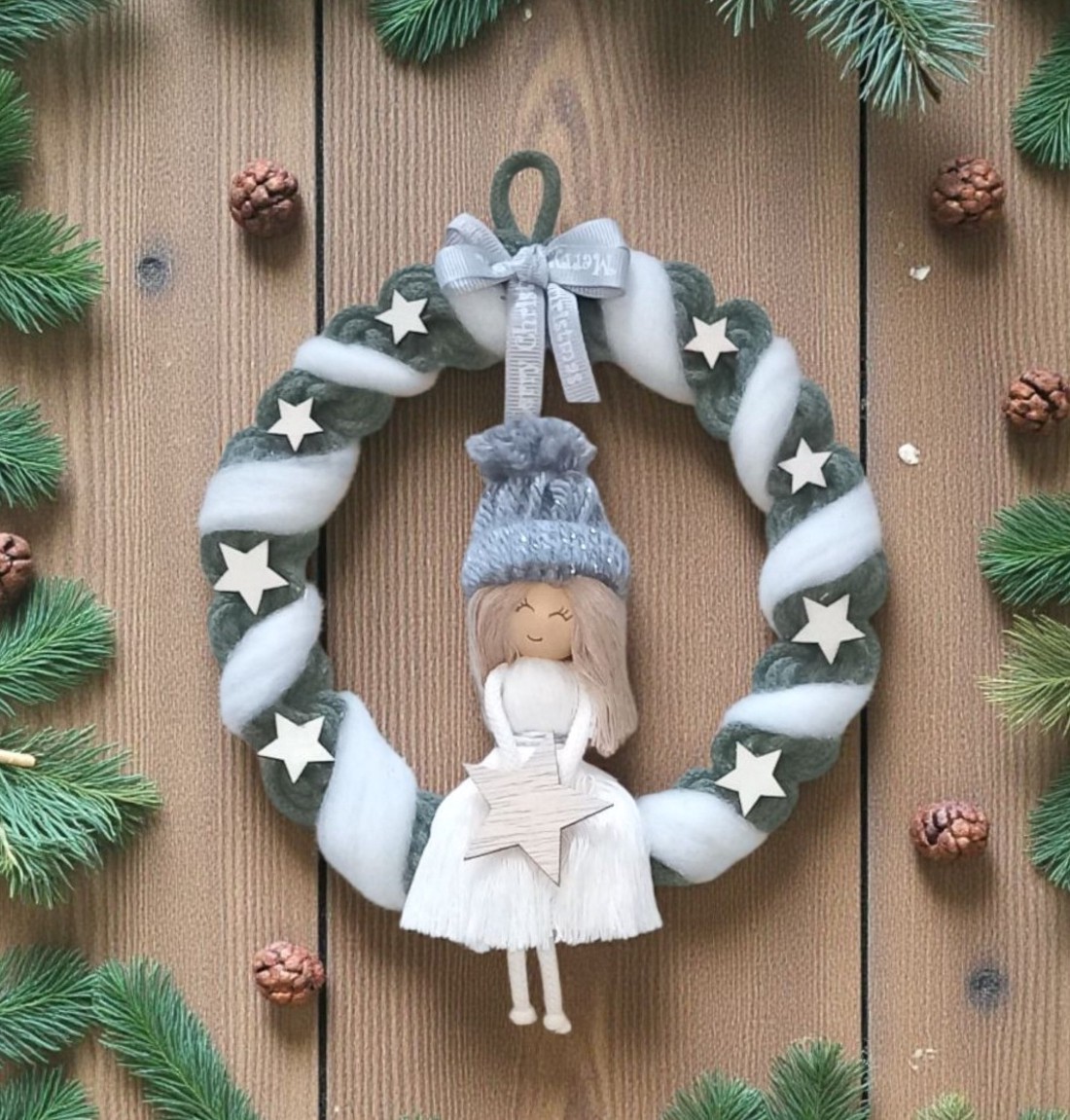 Verde și alb macramé Crăciun decor de perete - fată zâmbitoare în pălărie cu stele de lemn - crăciun - decorațiuni de crăciun de casă - decorațiuni pentru ușă de crăciun - Artynos.ro Verde și alb macramé Crăciun decor de perete - fată zâmbitoare în pălărie cu stele de lemn - crăciun - decorațiuni de crăciun de casă - decorațiuni pentru ușă de crăciun - Artynos.ro