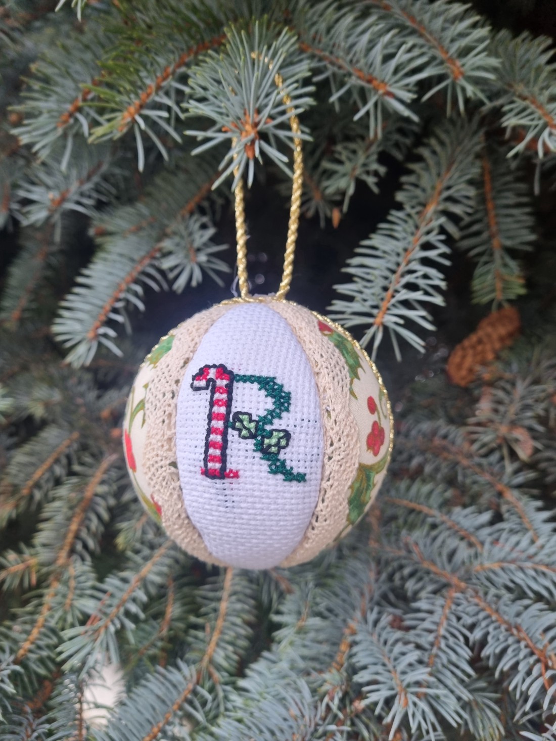 Ornament pom de Crăciun cu monogramă - - Artynos.ro Ornament pom de Crăciun cu monogramă - - Artynos.ro