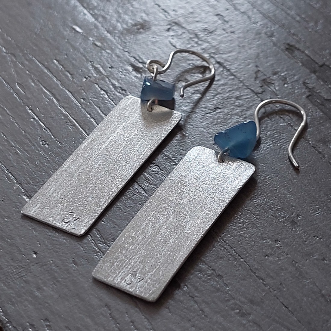 Cercei cu pietre albastre din aluminiu - bijuterii - cercei lungi - Artynos.ro