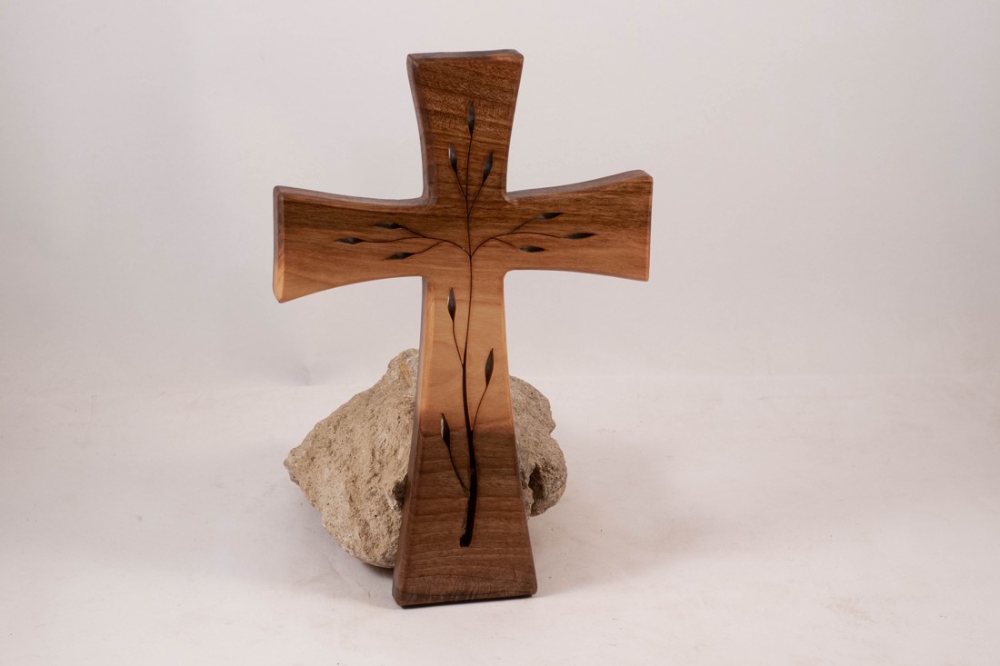 Cruce din lemn modelată, cruce de perete - - Artynos.ro Cruce din lemn modelată, cruce de perete - - Artynos.ro