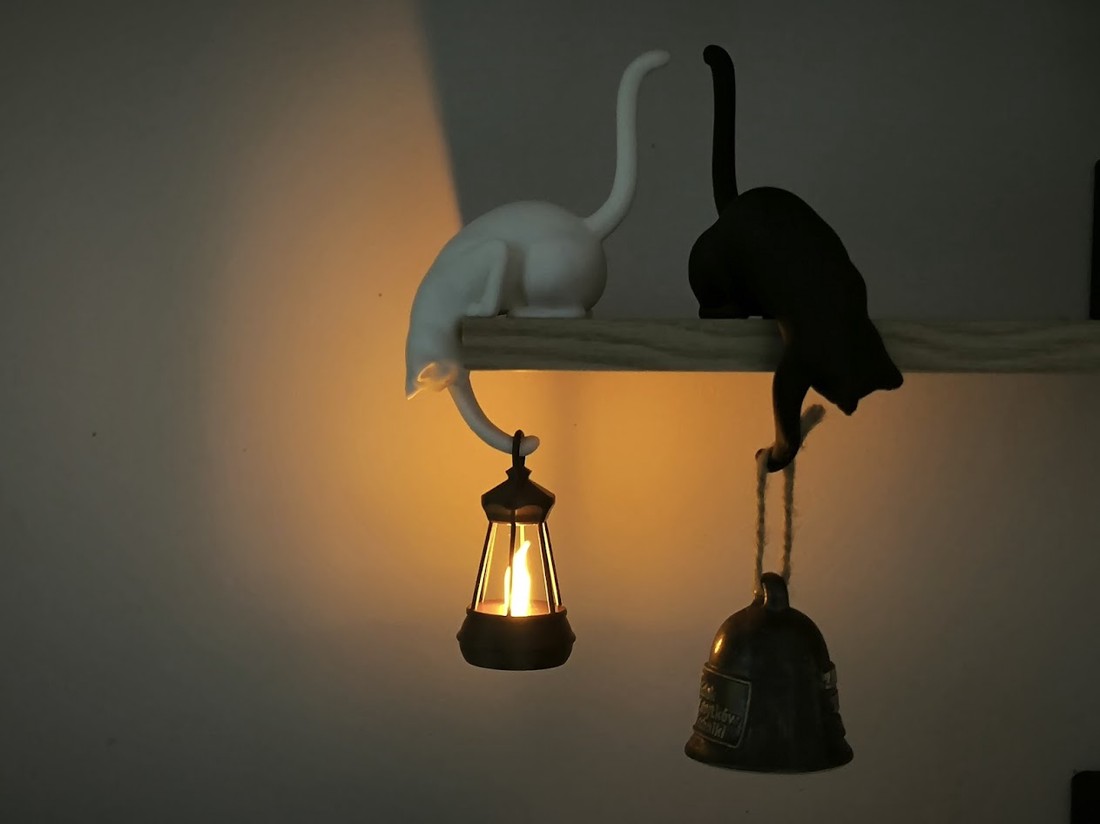 Decorațiune de raft cu pisici și lampion -  - Artynos.ro