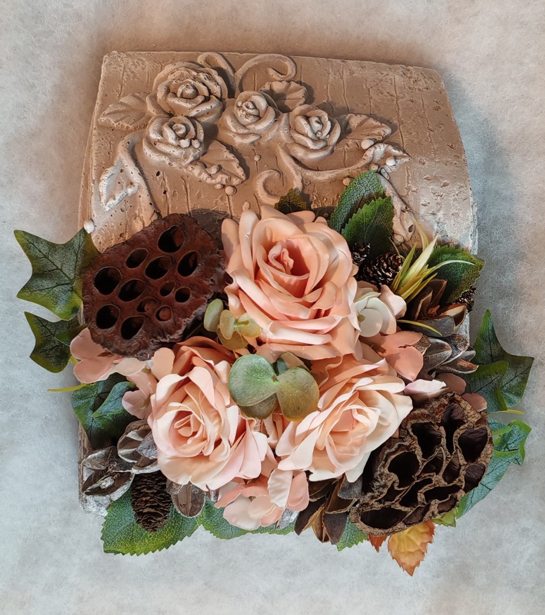 Cartea amintirilor � obiect decorativ funerar unic din beton, cu aranjament floral -  - Artynos.ro