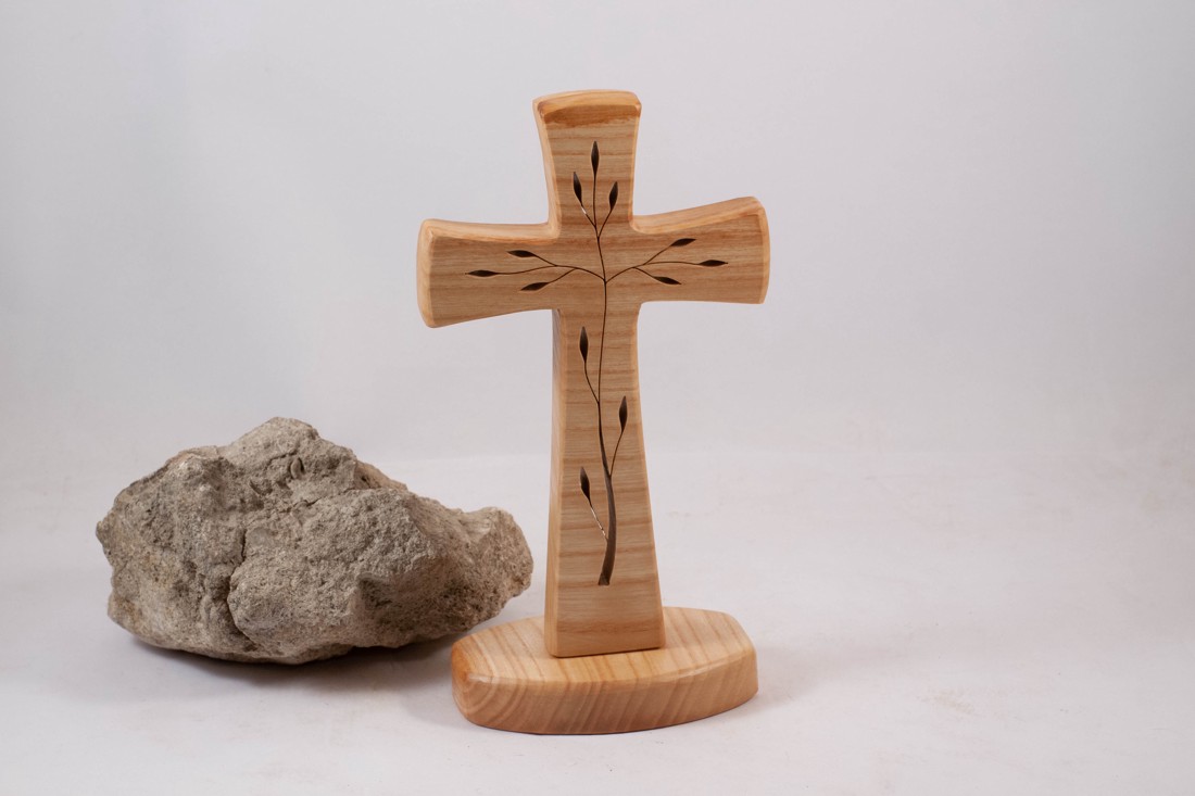 Cruce de lemn pe piedestal cu model, cruce de masă - casă & stil de viață - obiecte religioase și de devoțiune - cruce - Artynos.ro Cruce de lemn pe piedestal cu model, cruce de masă - casă & stil de viață - obiecte religioase și de devoțiune - cruce - Artynos.ro