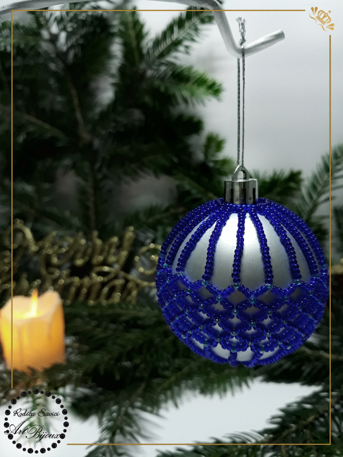 Globuleț Crăciun decorat cu mărgele - argintiu cu plasă albastră - accesorii de crăciun - decorațiuni de crăciun de casă - decorațiuni pentru pomul de crăciun - Artynos.ro Globuleț Crăciun decorat cu mărgele - argintiu cu plasă albastră - accesorii de crăciun - decorațiuni de crăciun de casă - decorațiuni pentru pomul de crăciun - Artynos.ro
