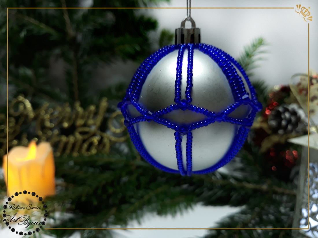 Globuleț Crăciun decorat cu mărgele - argintiu cu romburi albastre - accesorii de crăciun - decorațiuni de crăciun de casă - decorațiuni pentru pomul de crăciun - Artynos.ro Globuleț Crăciun decorat cu mărgele - argintiu cu romburi albastre - accesorii de crăciun - decorațiuni de crăciun de casă - decorațiuni pentru pomul de crăciun - Artynos.ro