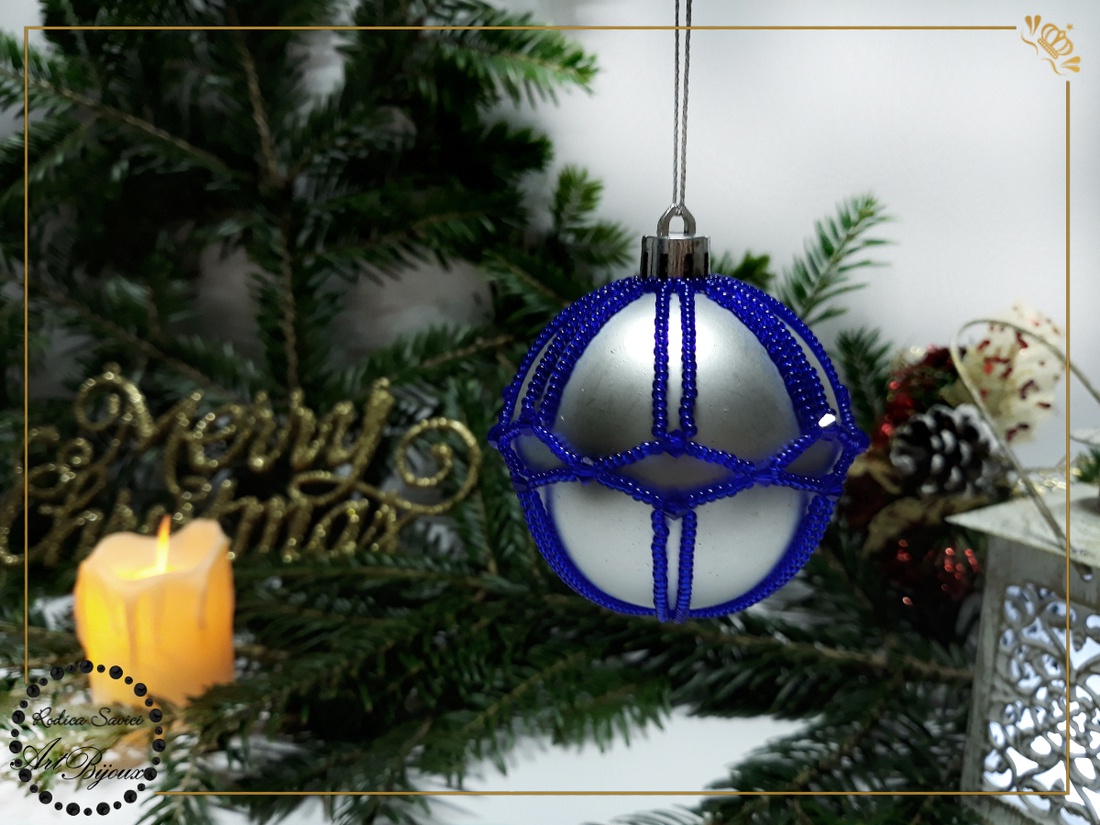 Globuleț Crăciun decorat cu mărgele - argintiu cu romburi albastre - accesorii de crăciun - decorațiuni de crăciun de casă - decorațiuni pentru pomul de crăciun - Artynos.ro Globuleț Crăciun decorat cu mărgele - argintiu cu romburi albastre - accesorii de crăciun - decorațiuni de crăciun de casă - decorațiuni pentru pomul de crăciun - Artynos.ro