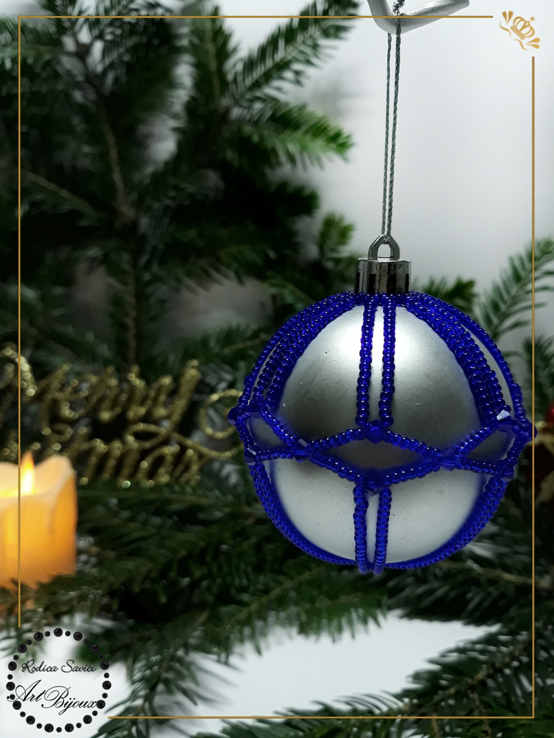Globuleț Crăciun decorat cu mărgele - argintiu cu romburi albastre - accesorii de crăciun - decorațiuni de crăciun de casă - decorațiuni pentru pomul de crăciun - Artynos.ro Globuleț Crăciun decorat cu mărgele - argintiu cu romburi albastre - accesorii de crăciun - decorațiuni de crăciun de casă - decorațiuni pentru pomul de crăciun - Artynos.ro