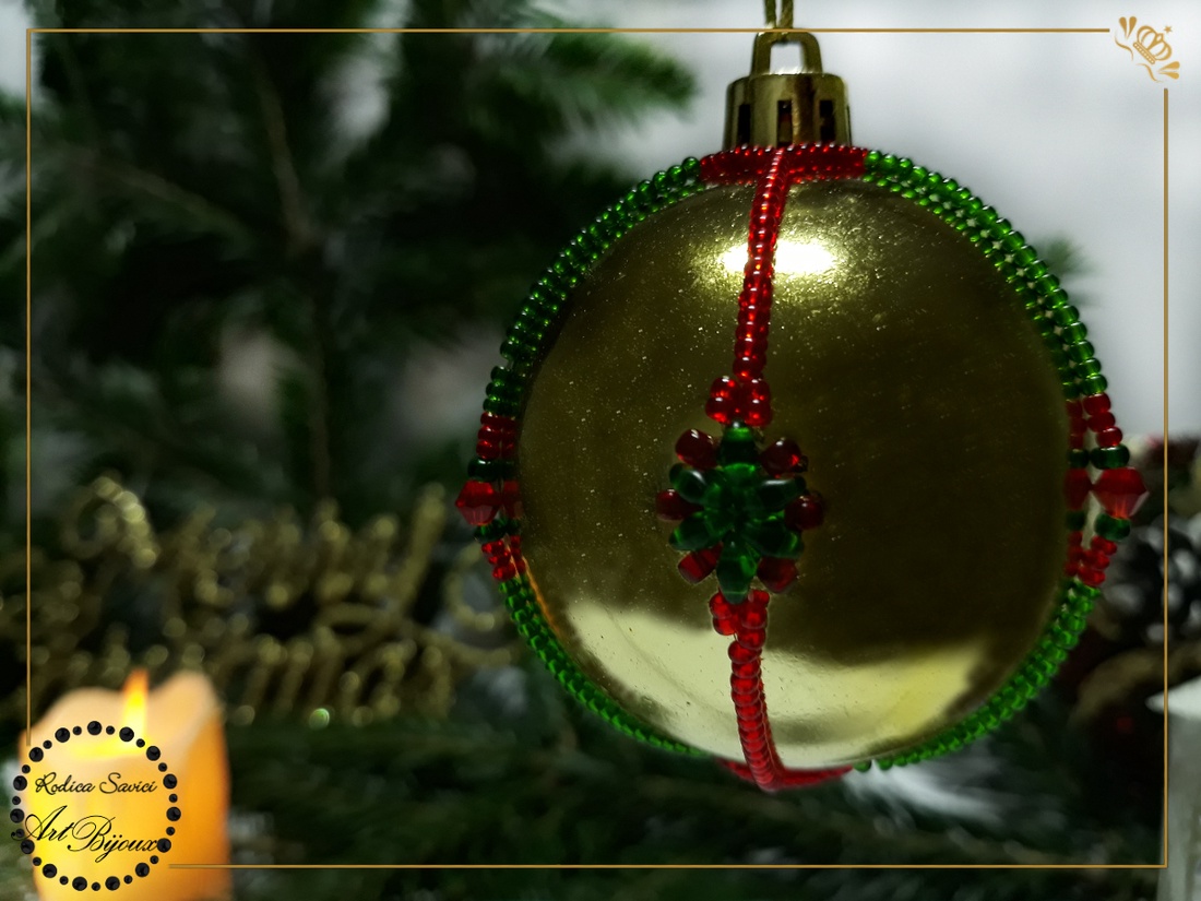 Globuleț Crăciun decorat cu mărgele - auriu cu floricele verzi - accesorii de crăciun - decorațiuni de crăciun de casă - decorațiuni pentru pomul de crăciun - Artynos.ro Globuleț Crăciun decorat cu mărgele - auriu cu floricele verzi - accesorii de crăciun - decorațiuni de crăciun de casă - decorațiuni pentru pomul de crăciun - Artynos.ro