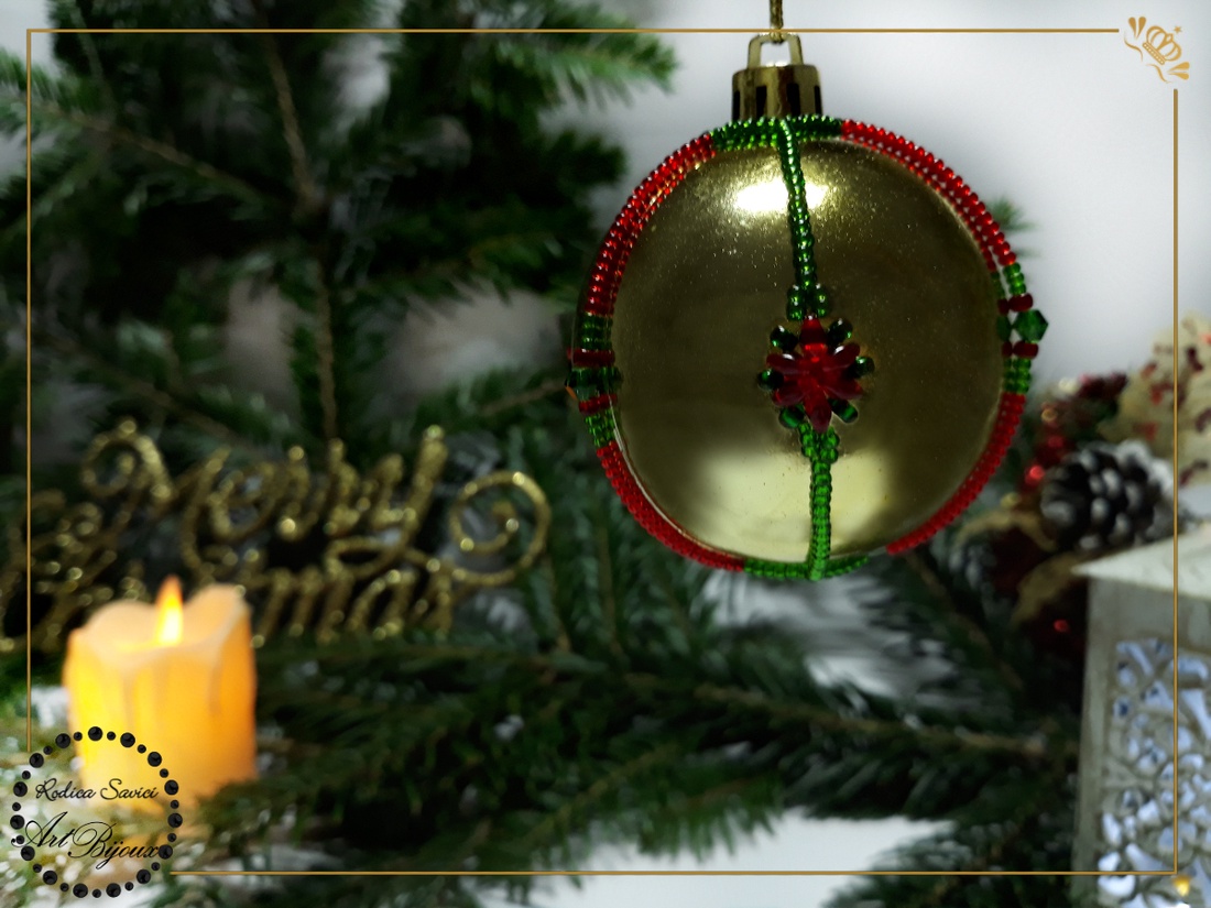 Globuleț Crăciun decorat cu mărgele - auriu cu floricele roșii - accesorii de crăciun - decorațiuni de crăciun de casă - decorațiuni pentru pomul de crăciun - Artynos.ro Globuleț Crăciun decorat cu mărgele - auriu cu floricele roșii - accesorii de crăciun - decorațiuni de crăciun de casă - decorațiuni pentru pomul de crăciun - Artynos.ro