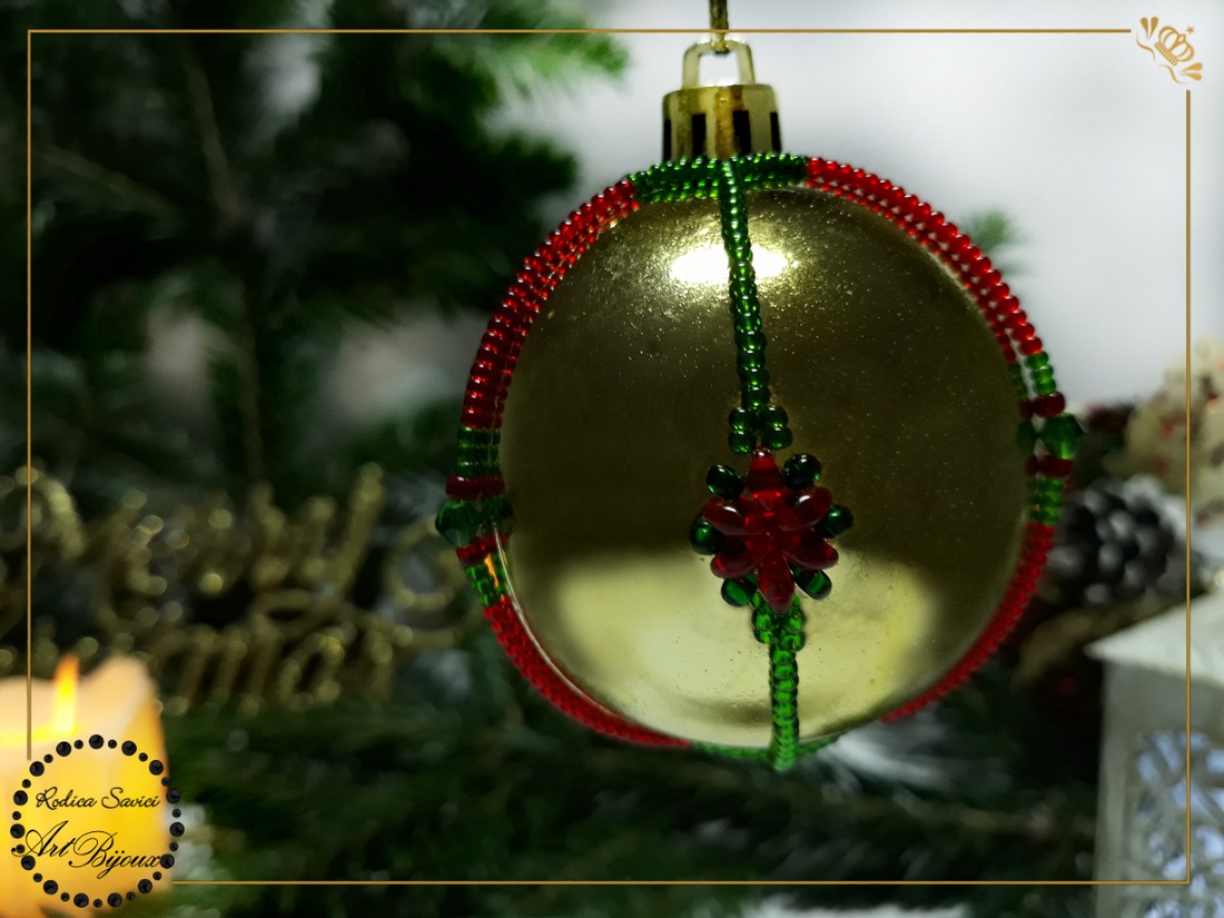 Globuleț Crăciun decorat cu mărgele - auriu cu floricele roșii - accesorii de crăciun - decorațiuni de crăciun de casă - decorațiuni pentru pomul de crăciun - Artynos.ro Globuleț Crăciun decorat cu mărgele - auriu cu floricele roșii - accesorii de crăciun - decorațiuni de crăciun de casă - decorațiuni pentru pomul de crăciun - Artynos.ro