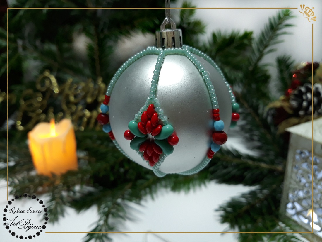 Globuleț Crăciun decorat cu mărgele - argintiu cu medalion turcoaz și roșu - accesorii de crăciun - decorațiuni de crăciun de casă - decorațiuni pentru pomul de crăciun - Artynos.ro Globuleț Crăciun decorat cu mărgele - argintiu cu medalion turcoaz și roșu - accesorii de crăciun - decorațiuni de crăciun de casă - decorațiuni pentru pomul de crăciun - Artynos.ro