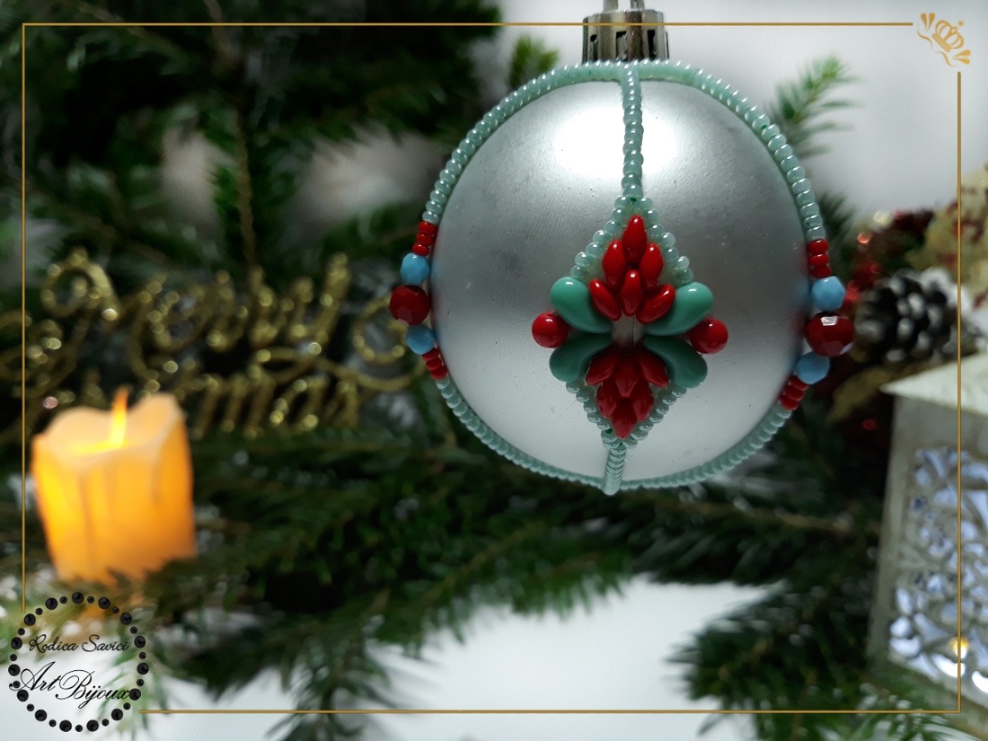 Globuleț Crăciun decorat cu mărgele - argintiu cu medalion turcoaz și roșu - accesorii de crăciun - decorațiuni de crăciun de casă - decorațiuni pentru pomul de crăciun - Artynos.ro Globuleț Crăciun decorat cu mărgele - argintiu cu medalion turcoaz și roșu - accesorii de crăciun - decorațiuni de crăciun de casă - decorațiuni pentru pomul de crăciun - Artynos.ro