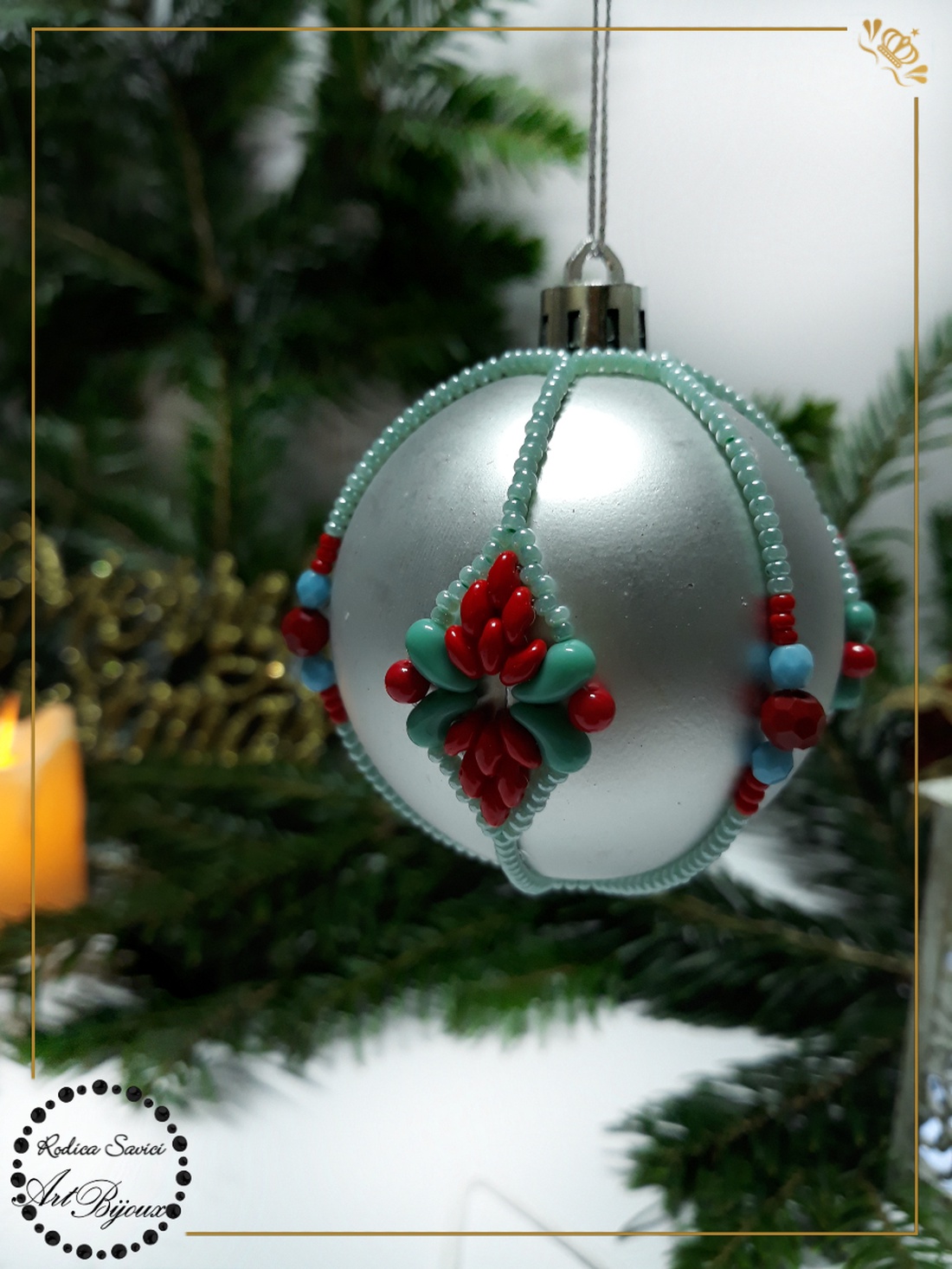 Globuleț Crăciun decorat cu mărgele - argintiu cu medalion turcoaz și roșu - accesorii de crăciun - decorațiuni de crăciun de casă - decorațiuni pentru pomul de crăciun - Artynos.ro Globuleț Crăciun decorat cu mărgele - argintiu cu medalion turcoaz și roșu - accesorii de crăciun - decorațiuni de crăciun de casă - decorațiuni pentru pomul de crăciun - Artynos.ro