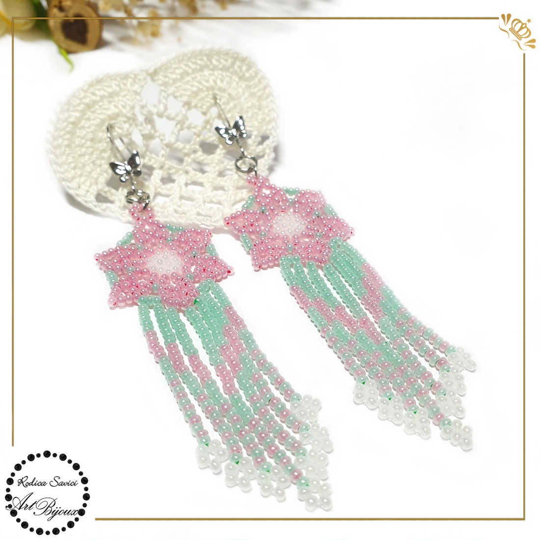 CERCEI CU FLOARE ȘI FRANJURI - culori pastelate - bijuterii - cercei - cercei din mărgele - Artynos.ro