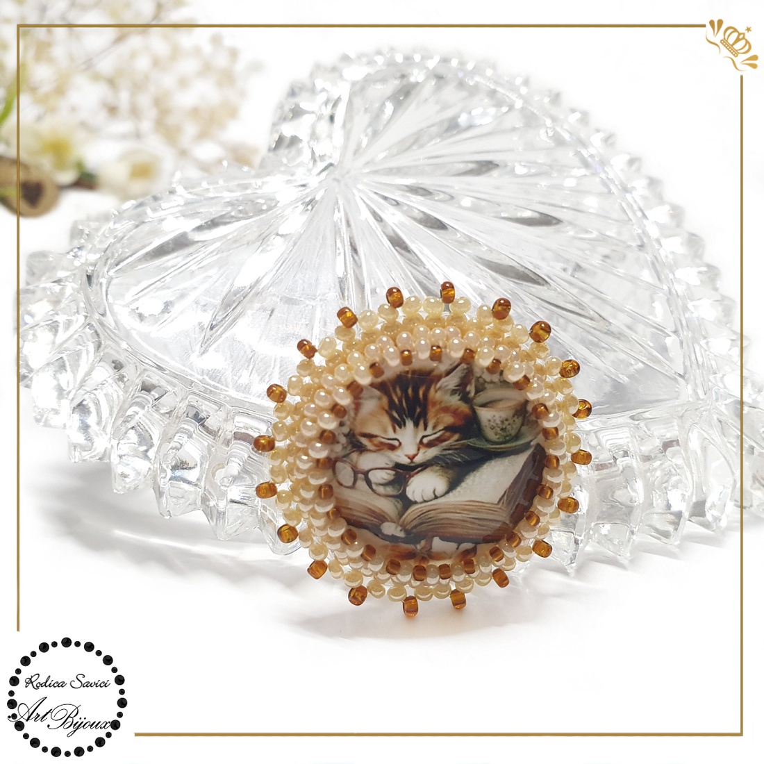 Broșă Pisoi Dormind Pe Carte - bijuterii - broșe - Artynos.ro