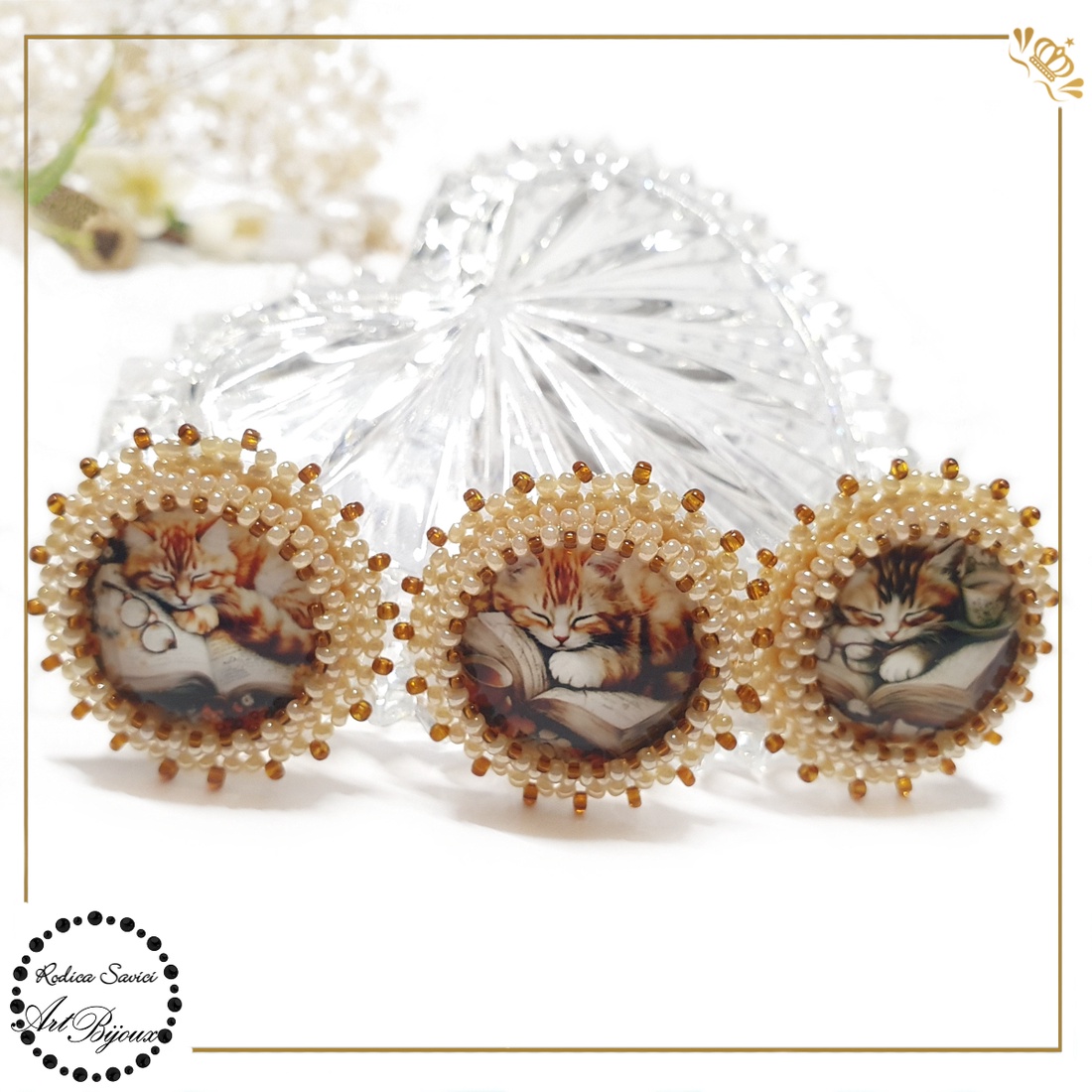 Broșă Pisoi Dormind Pe Carte - bijuterii - broșe - Artynos.ro