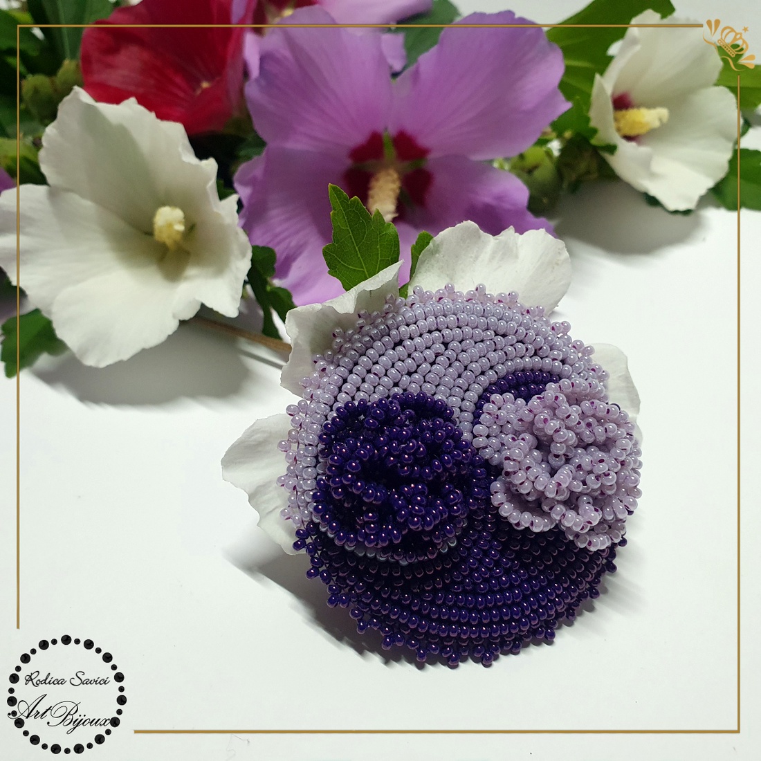 BROȘĂ YING YANG cu flori mov și lila - bijuterii - broșe - Artynos.ro