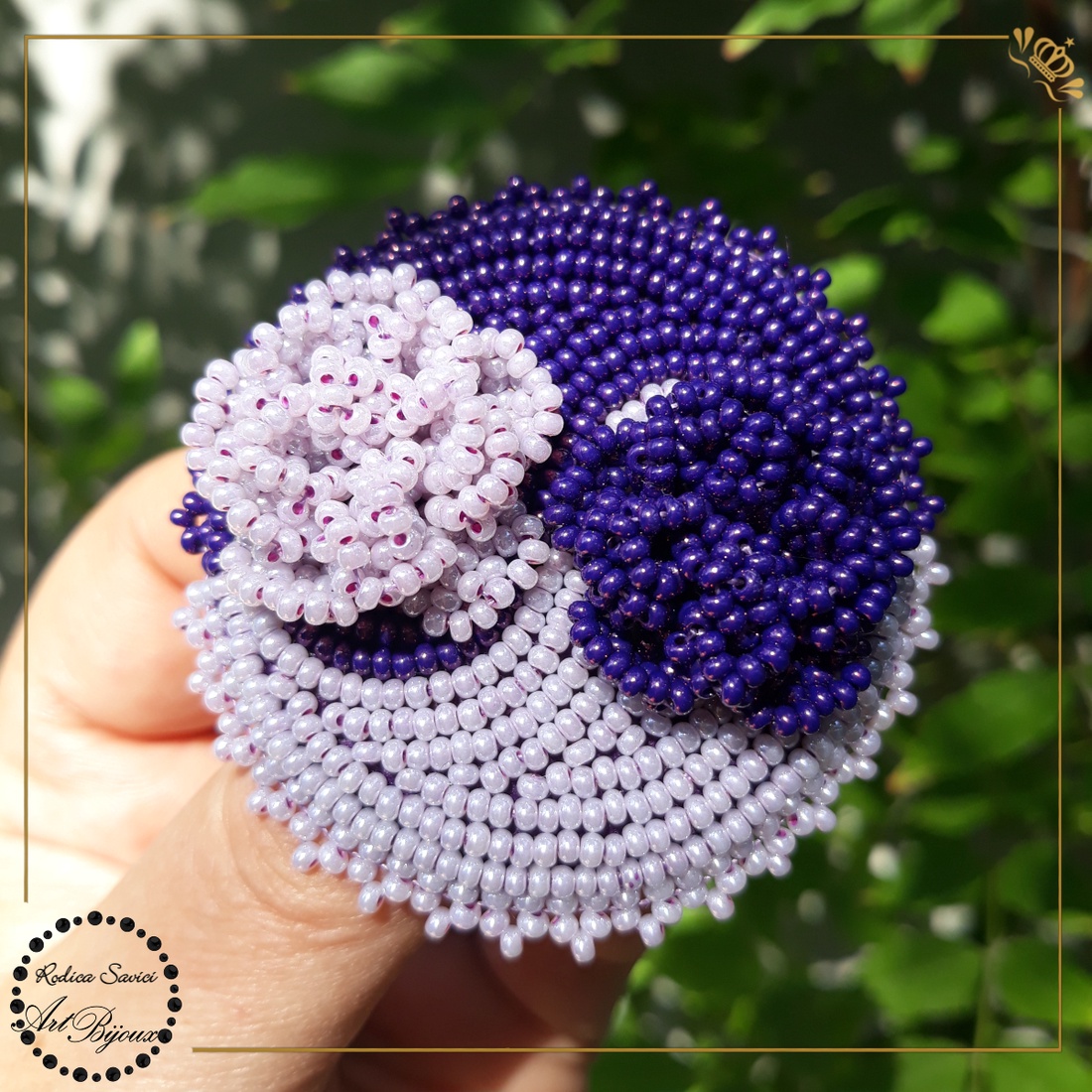 BROȘĂ YING YANG cu flori mov și lila - bijuterii - broșe - Artynos.ro