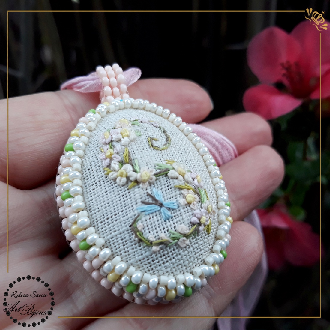 PANDANTIV cu litera S brodată - bijuterii - coliere - coliere brodate - Artynos.ro